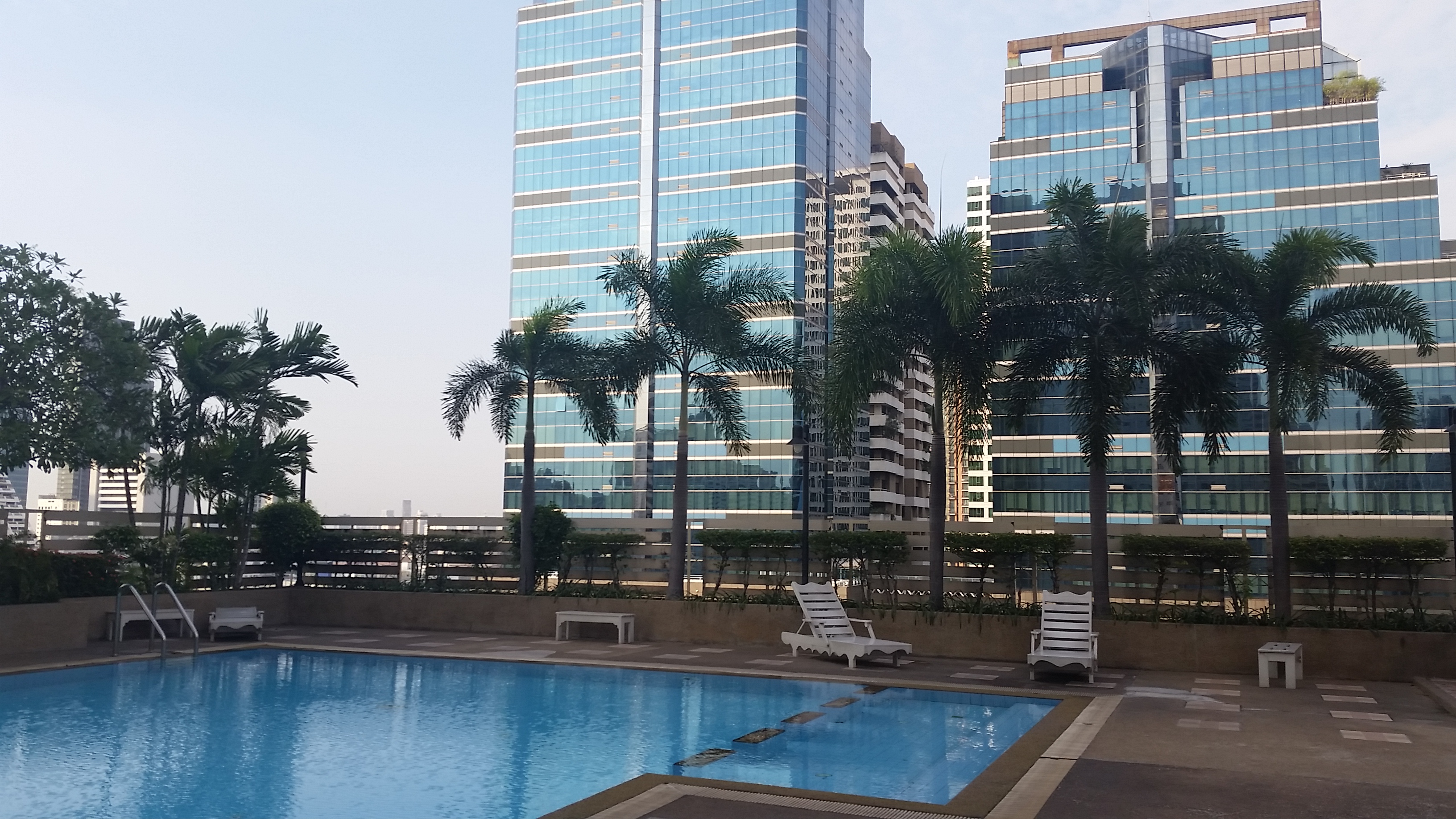 pool-bangkok-airbnb